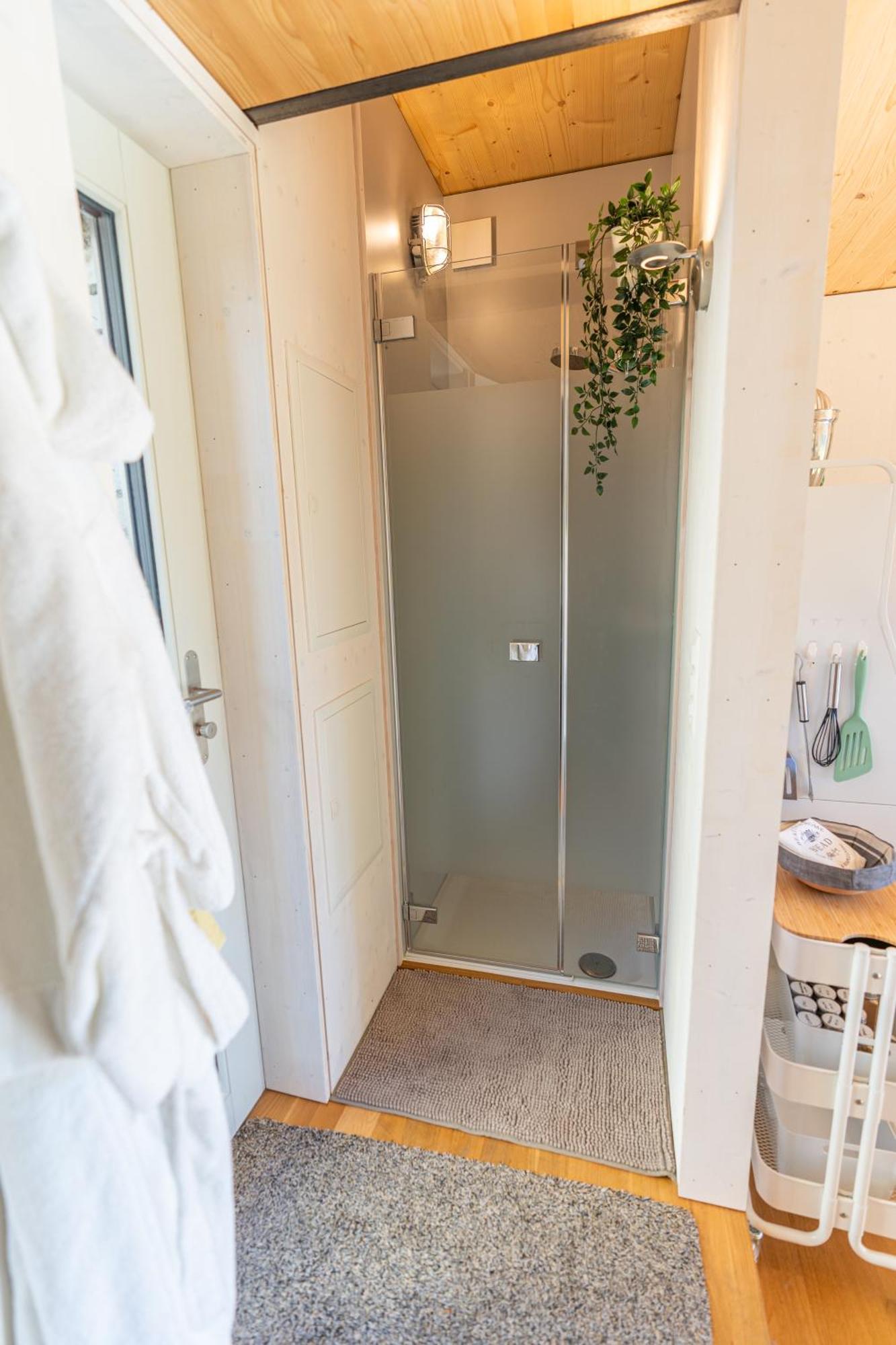 Tiny House Chez Claudine - Relaxen, Workspace, Naehe Thermen, Netflix, Free Parking & Wifi Brugg  Dış mekan fotoğraf